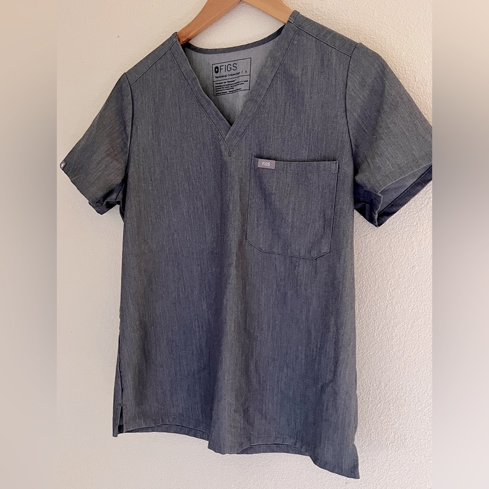 Figs Catarina One Pocket Scrub Top, size Small. Gray.